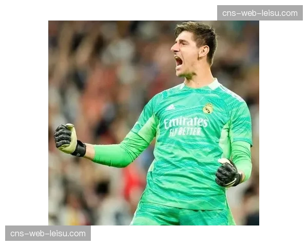 特写：皇马门将库尔图瓦扑出关键点球后，冲向角旗区与球迷庆祝