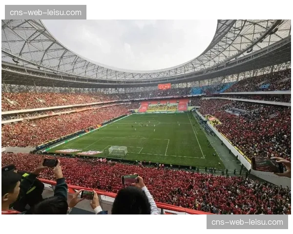 成都凤凰山体育场41219名观众创揭幕战纪录